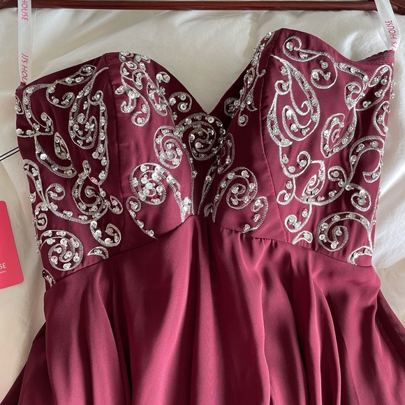 NWT JJ’s House A-line Gown Maroon Sequins Embroidered US2 - Picture 2 of 4